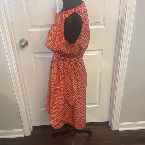 Small Geometric Print Dress - Picture 6 of 6